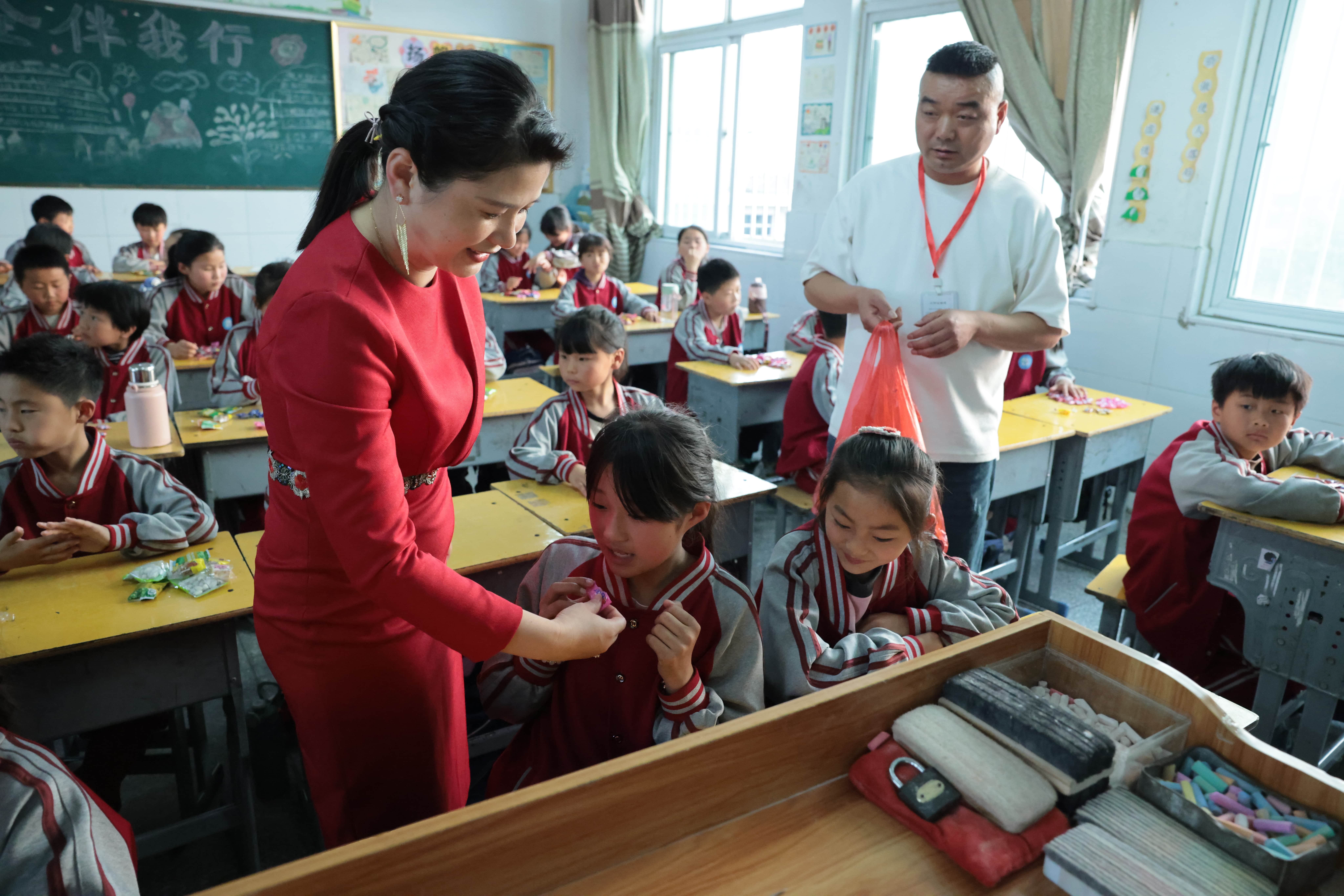 在爱意的“双向奔赴”中丨第249所欧亿体育公益学校揭牌 在爱意的“双向奔赴”中丨第249所欧亿体育公益学校揭牌